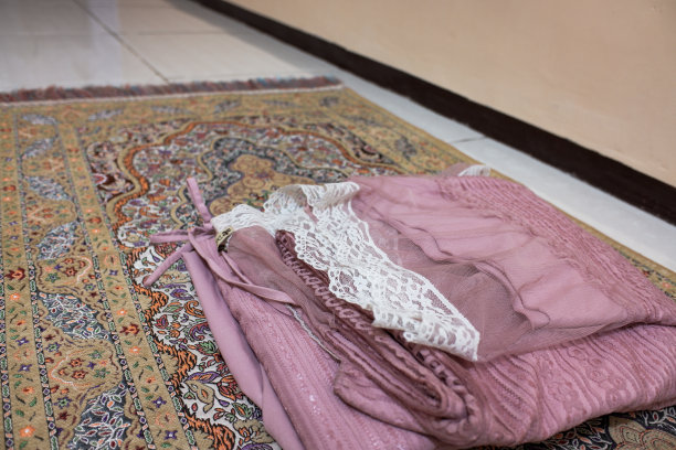 祈祷垫上有一件粉色的穆可纳图片下载