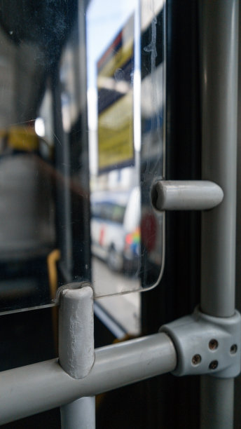 在公共汽车里坐在公共交通工具的后面图片下载