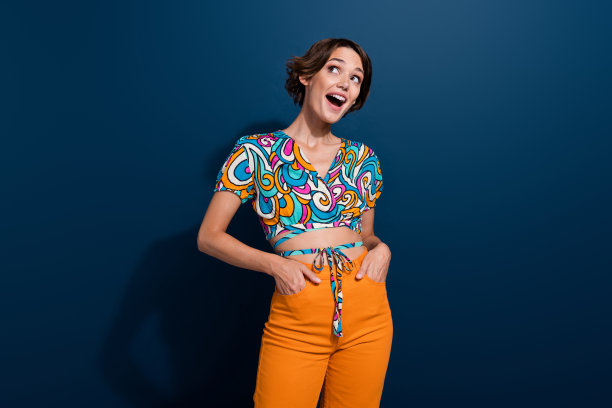 年轻有趣的女孩的照片看着横幅模板空的空间信息关于新艺术家音乐会孤立的蓝色背景图片下载