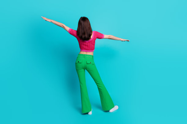 背部背部脊椎视图照片疯狂的女士手牵手玩游戏飞行飞机孤立的蓝色背景图片下载