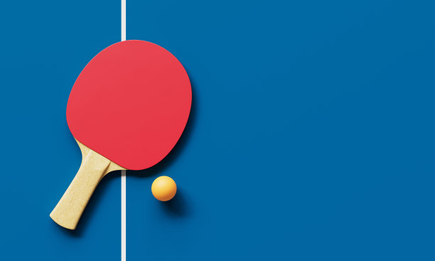 乒乓球拍和球在蓝色的桌子上。3D渲染图片下载