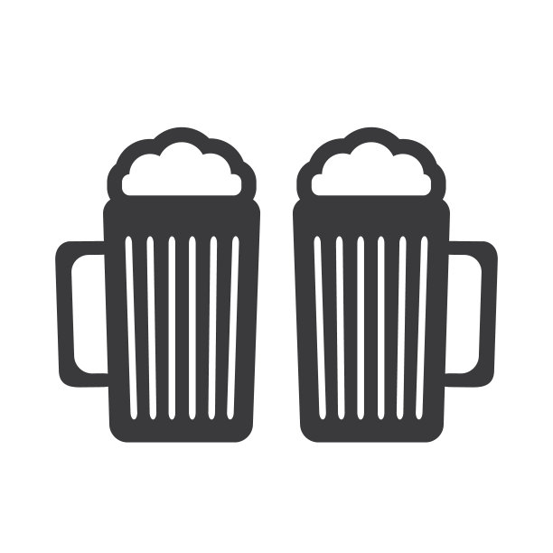 两个黑色啤酒杯装满了泡沫饮料图片下载