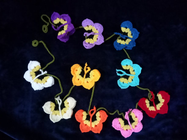 钩针蝴蝶多色手工工艺diy，蝴蝶为插画手工艺品，背景纹理图片下载