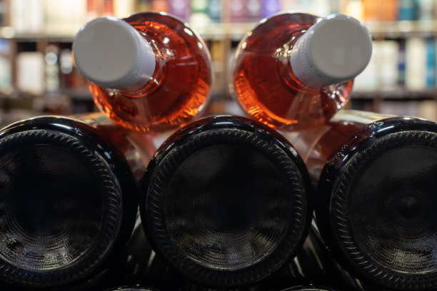 几瓶玫瑰红葡萄酒放在几瓶红酒上面图片下载