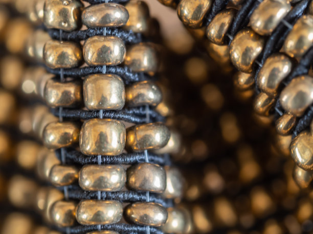 靠近金色的珠子图片下载