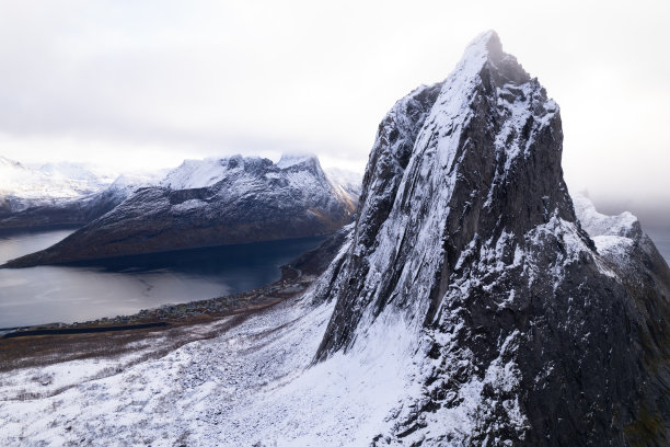 航拍无人机拍摄的挪威塞尼亚雪山徒步旅行的照片。图片下载