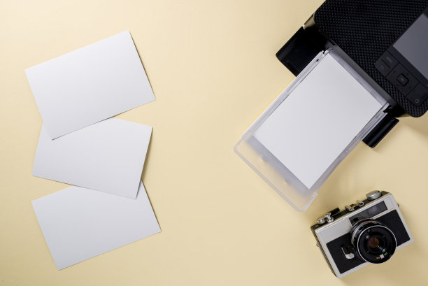 复古相机的俯视图，空白照片纸和移动照片打印机图片下载