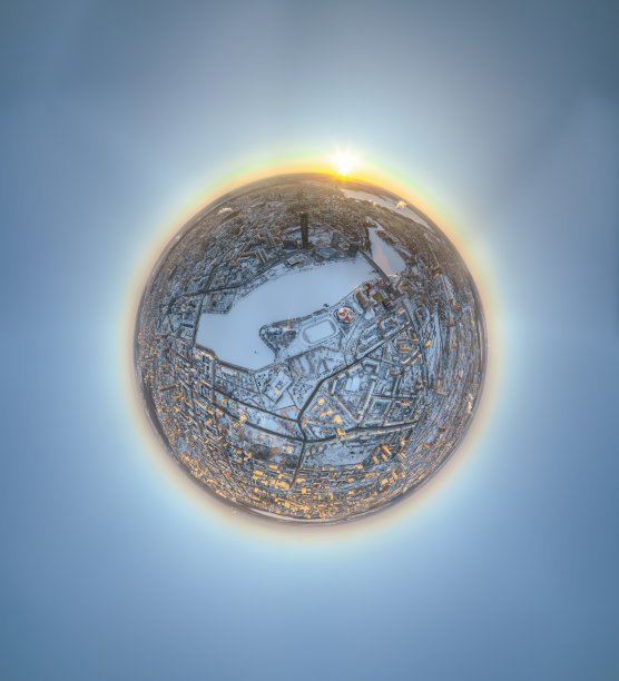 航拍冬季城市与十字路口和道路，房屋，建筑物，公园和桥梁。直升飞机。小行星球体模式。图片下载