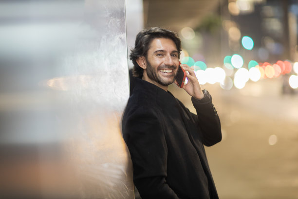 年轻人在晚上使用智能手机的照片图片下载