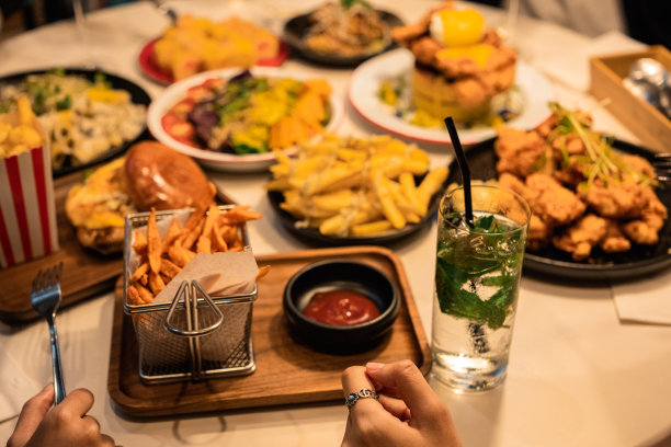 一张特写照片捕捉了餐厅餐桌上摆放食物的细节图片下载