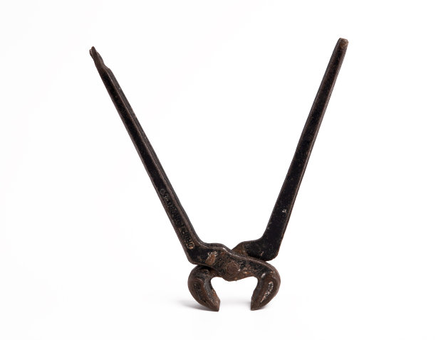 老生锈的铁钳特写照片孤立的白色背景图片下载