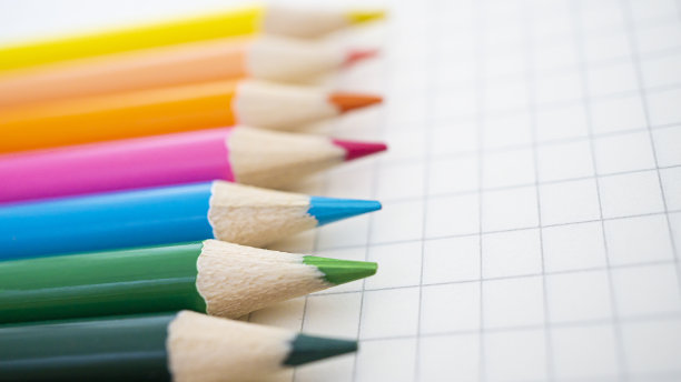 五颜六色的彩色铅笔在桌子上图片下载