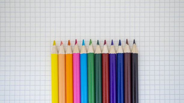 五颜六色的彩色铅笔在桌子上图片下载