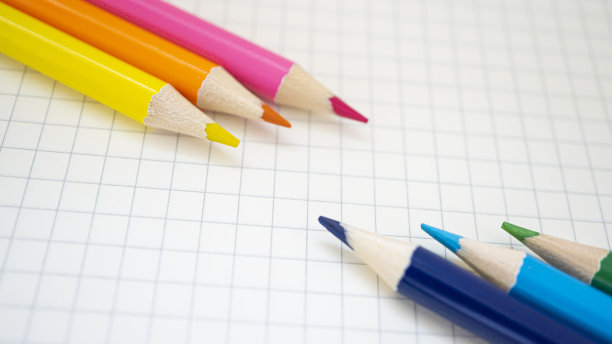 五颜六色的彩色铅笔在桌子上图片下载