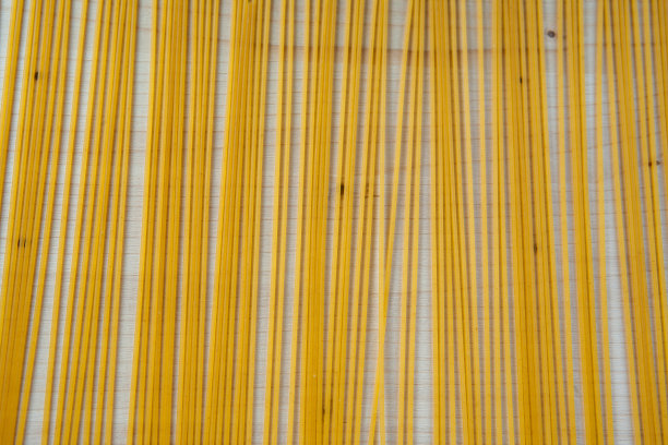 黄色未煮熟的意大利面意大利面在木板背景出版，设计，海报，日历，帖子，屏幕保护程序，壁纸，封面，网站。高质量照片图片下载