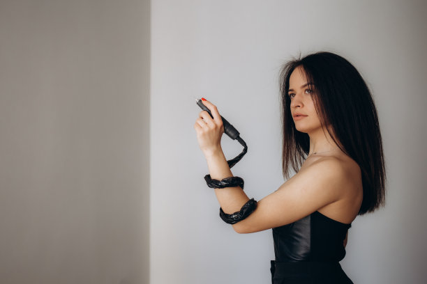 手拿工具的美甲师正在工作。指甲照片内容图片下载