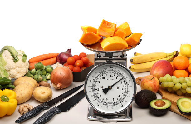 水果和蔬菜周围称重秤图片下载