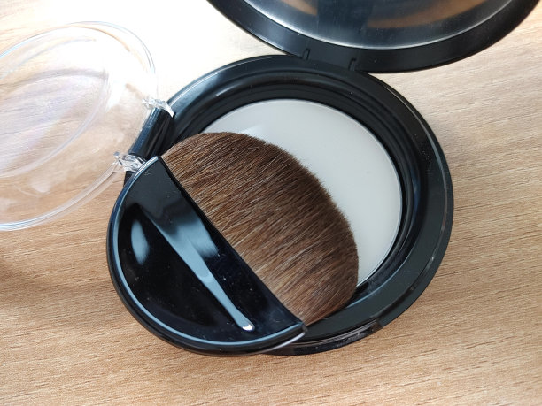 用刷子完成化妆图片下载