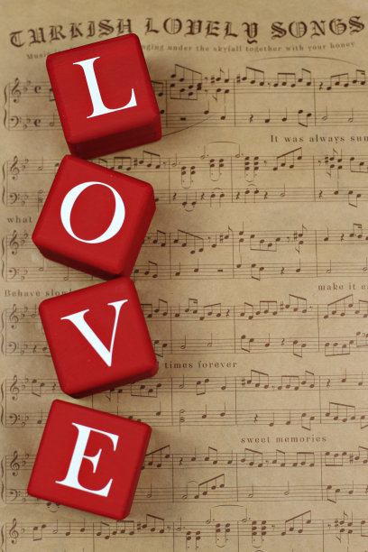 写有love的红色方块与音乐主题情人节素材图片下载