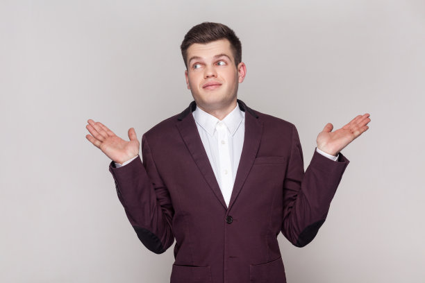 不确定的男人耸耸肩，保持手掌侧向，有疑惑困惑的表情。图片下载