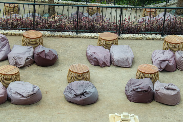 户外屋顶露台上的休闲桌和豆袋布置图片下载