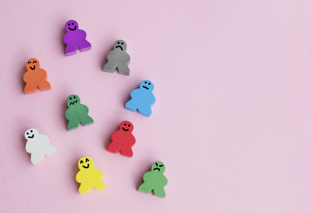 面带微笑的人和面带悲伤的人的想法不同图片下载