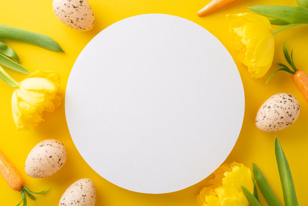 复活节主题快乐。鸡蛋的俯视图照片，兔子的胡萝卜，和郁金香在一个活泼的黄色背景与圆圈的文字或广告图片下载