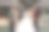 婚礼的肖像。新婚夫妇站在朋友之间拥抱的正面照片。图片下载
