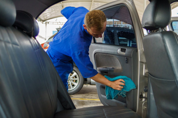 洗车工人正在清洗后门内饰图片下载