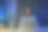 年轻勤劳的女商人晚上在办公室加班的照片。图片下载