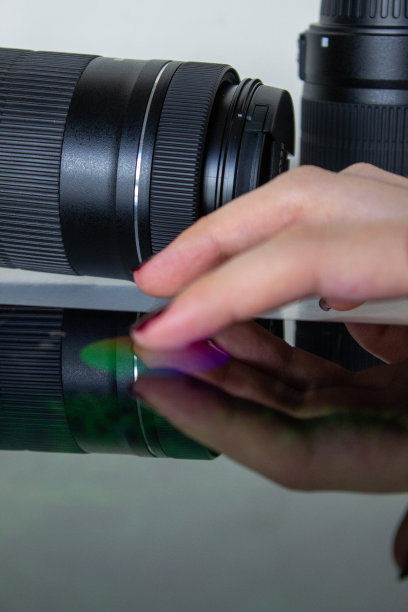 女孩在平板电脑上编辑照片的特写，背景是相机和镜头图片下载