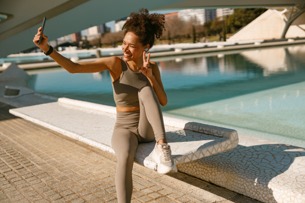 年轻女子在户外跑步自拍后的照片图片下载