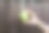 人手中的柠檬在木制背景上图片下载
