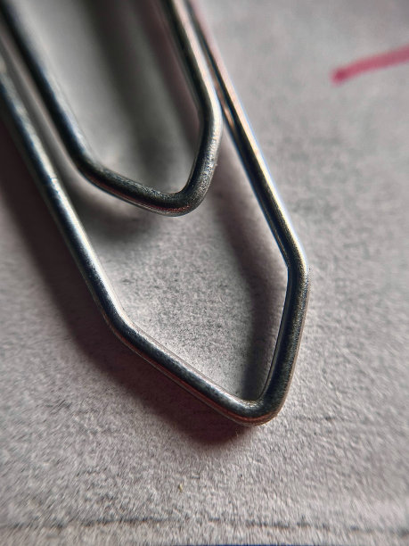 细节的剪辑在白色的纸上，微距摄影图片下载