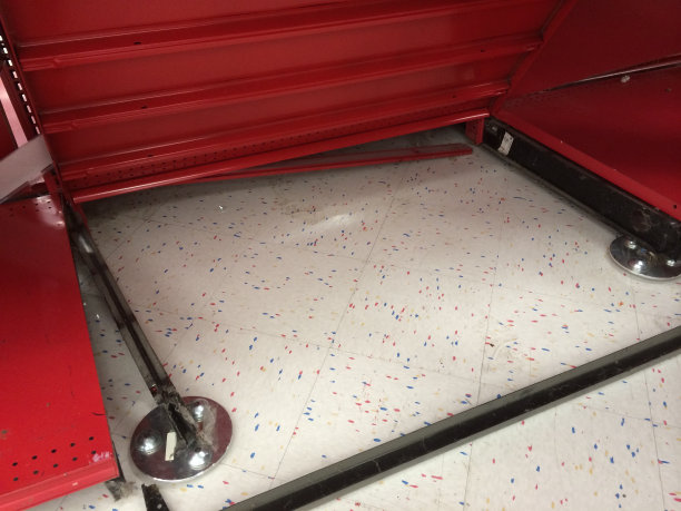 在改造过程中滑倒金属商店夹具图片下载