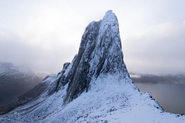航拍无人机拍摄的挪威塞尼亚雪山徒步旅行的照片。图片下载
