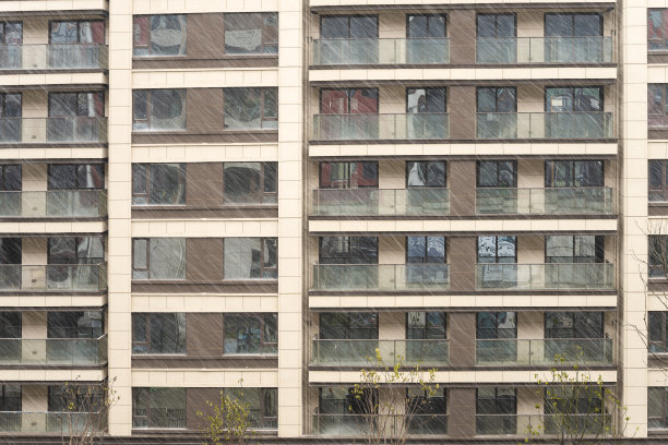 雪天中的现代居民楼图片下载