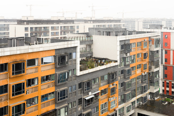 雪天中的现代居民楼图片下载