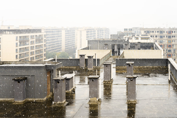 雪天中的现代居民楼图片下载