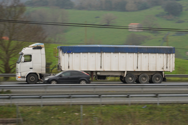 道路施工集料运输卡车图片下载