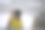 年轻女子使用虚拟现实眼镜进行演示。图片下载