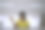 年轻女子使用虚拟现实眼镜进行演示。图片下载