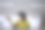 年轻女子使用虚拟现实眼镜进行演示。图片下载