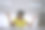 年轻女子使用虚拟现实眼镜进行演示。图片下载