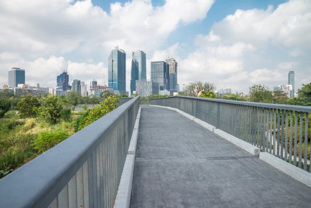 泰国曼谷，美丽的绿色Benjakitti城市公园的高架人行道。图片下载