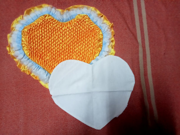 枕心绸缎面料为插画，背景纹理形象，情人节喜结良缘，幸福日子图片下载