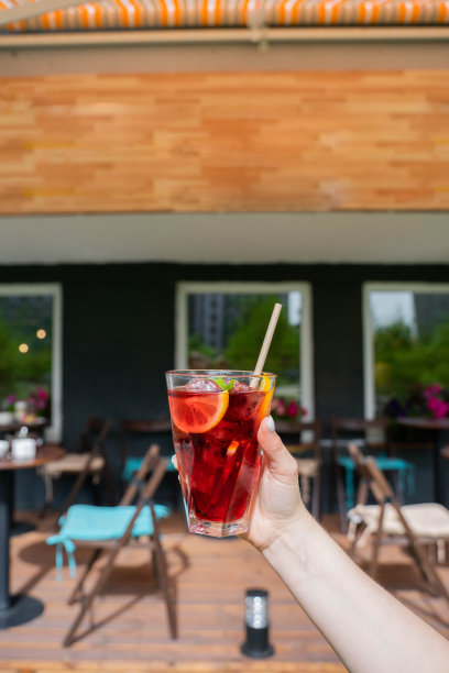 女人手捧着新鲜的春天或夏天冰饮料无酒精柠檬和薄荷图片下载