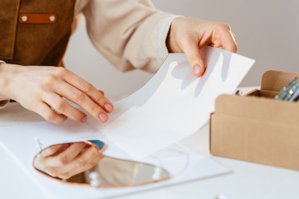 彩色玻璃工作流程中的不同步骤。图片下载