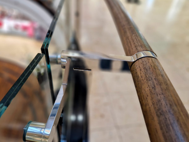 玻璃栏杆上的把手简洁时尚，扶手上的木条由抛光不锈钢制成。通过钻孔和螺丝安装在玻璃上。公共建筑图片下载