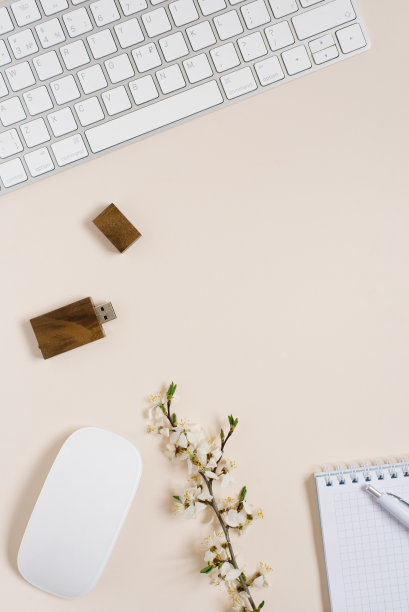时尚美容博主的工作空间，笔记本电脑键盘，米色背景上的苹果花。平铺，俯视图，复制空间图片下载